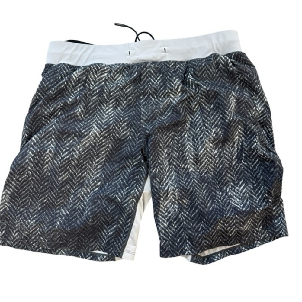 Lululemon Athletica Men's Printed Grey Activewear Shorts - SZ XL.